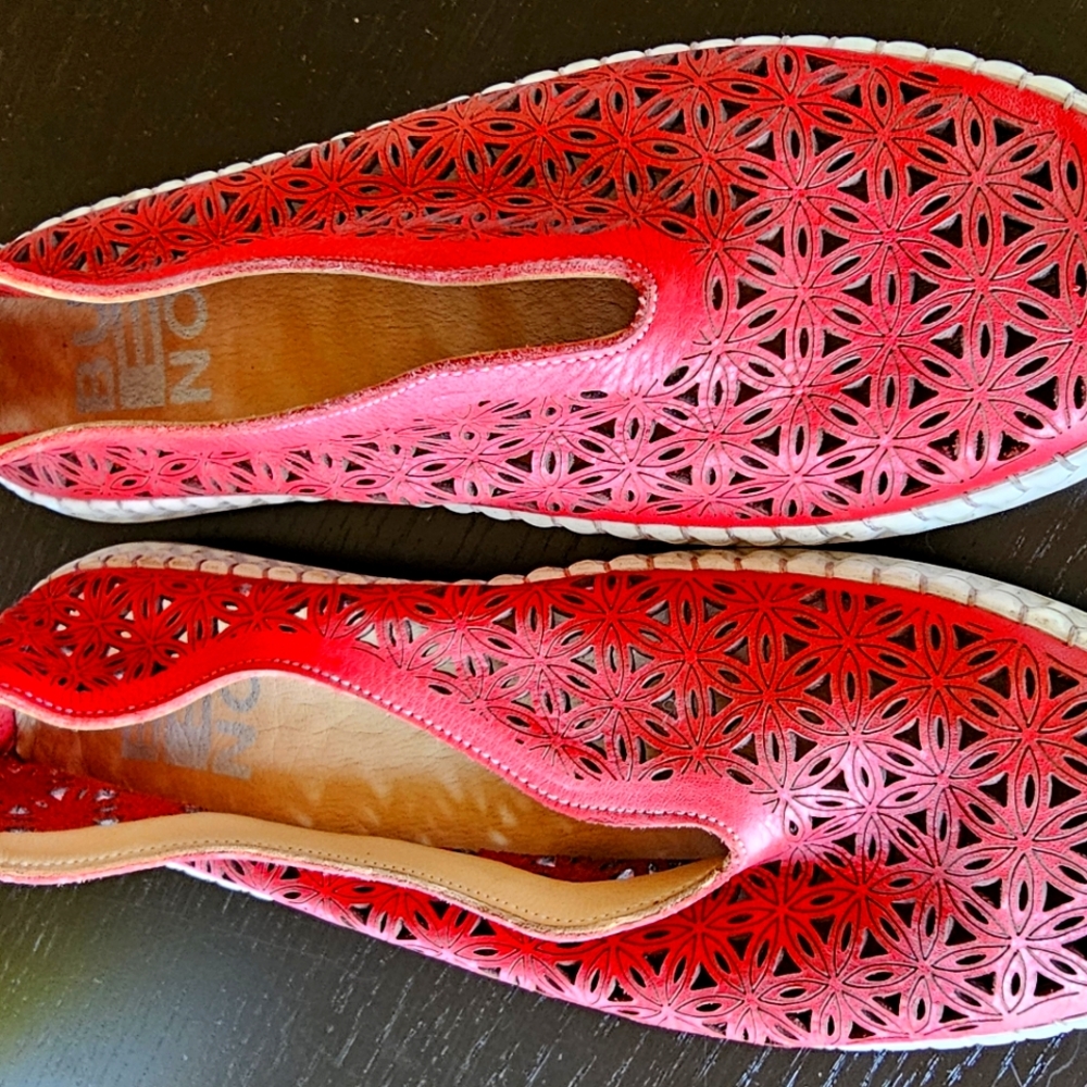 Bueno Red Floral Cutout Flats